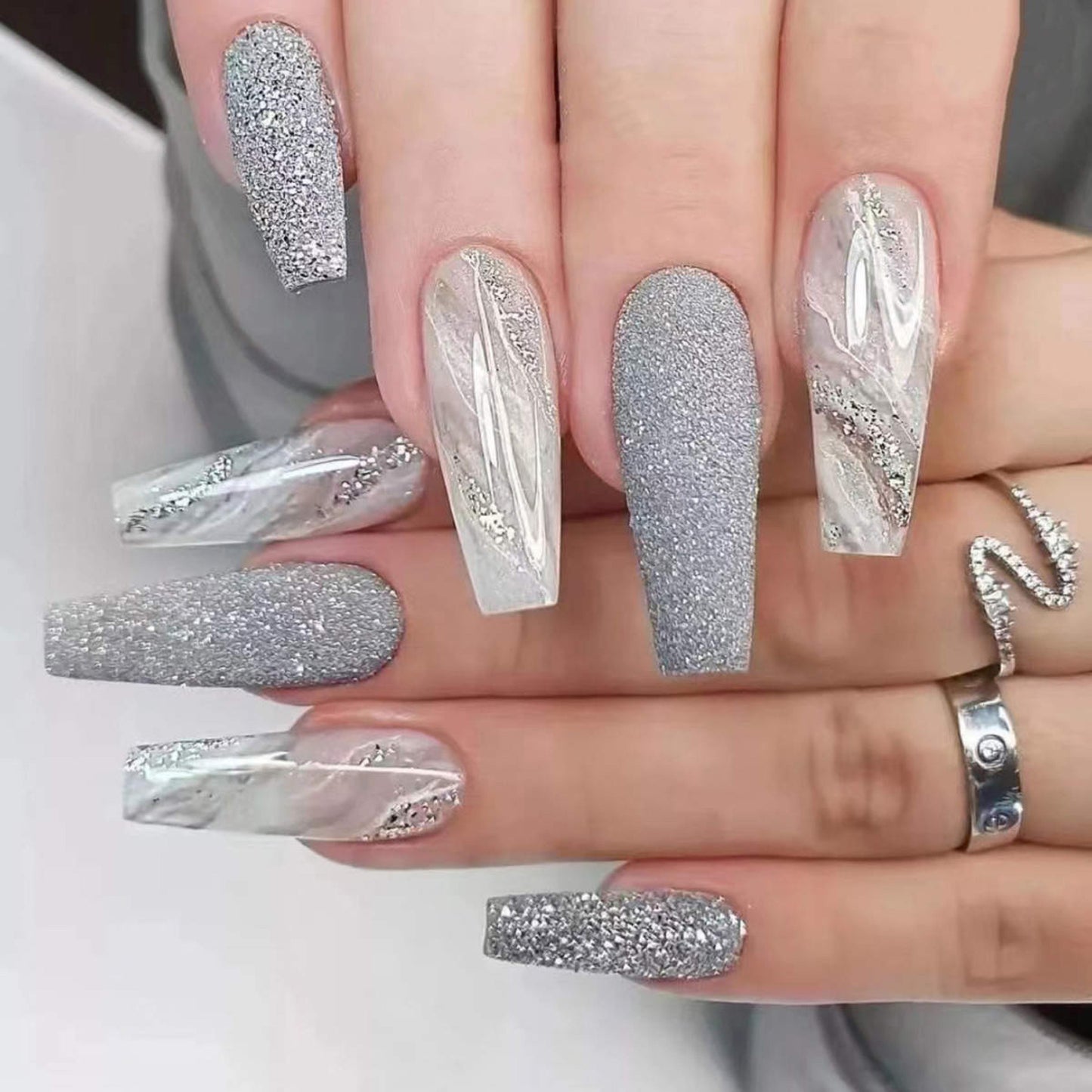 Set de 24 faux ongles prêt à poser avec accessoires