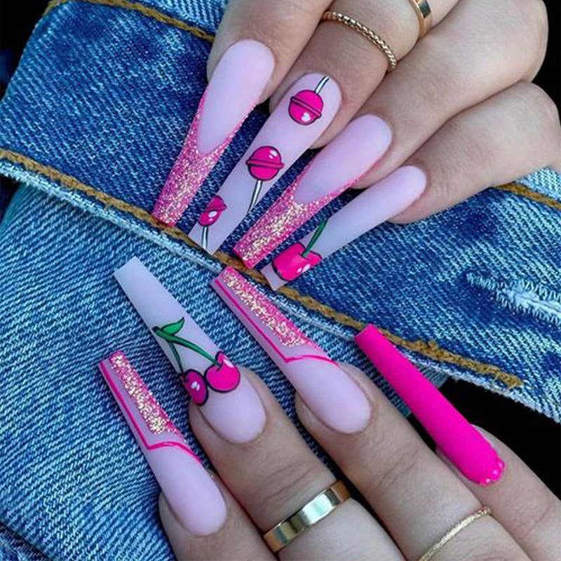 Set de 24 faux ongles prêt à poser avec accessoires